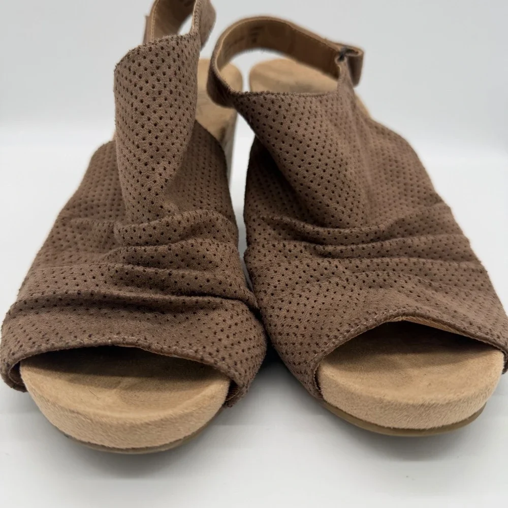 LifeStride Harriet Taupe Perforated Wedge Sandals 7.5M 4 Inch Heel 750963